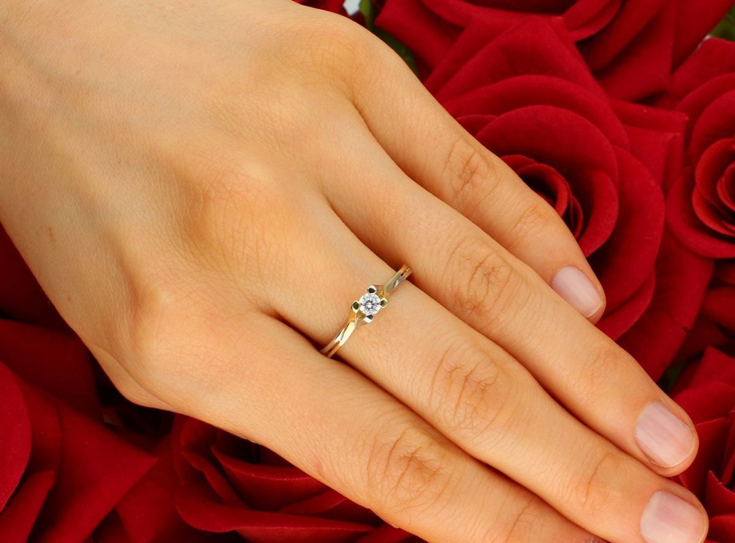 Pierścionek złoty 585 białe złoto i widoczna cyrkonia PI 1957A Przepiękny złoty  pierścionek, który został ozdobiony uwydatnioną błyszczącą cyrkonią. Delikatny pierścionek sprawdzi się zarówno1.jpg